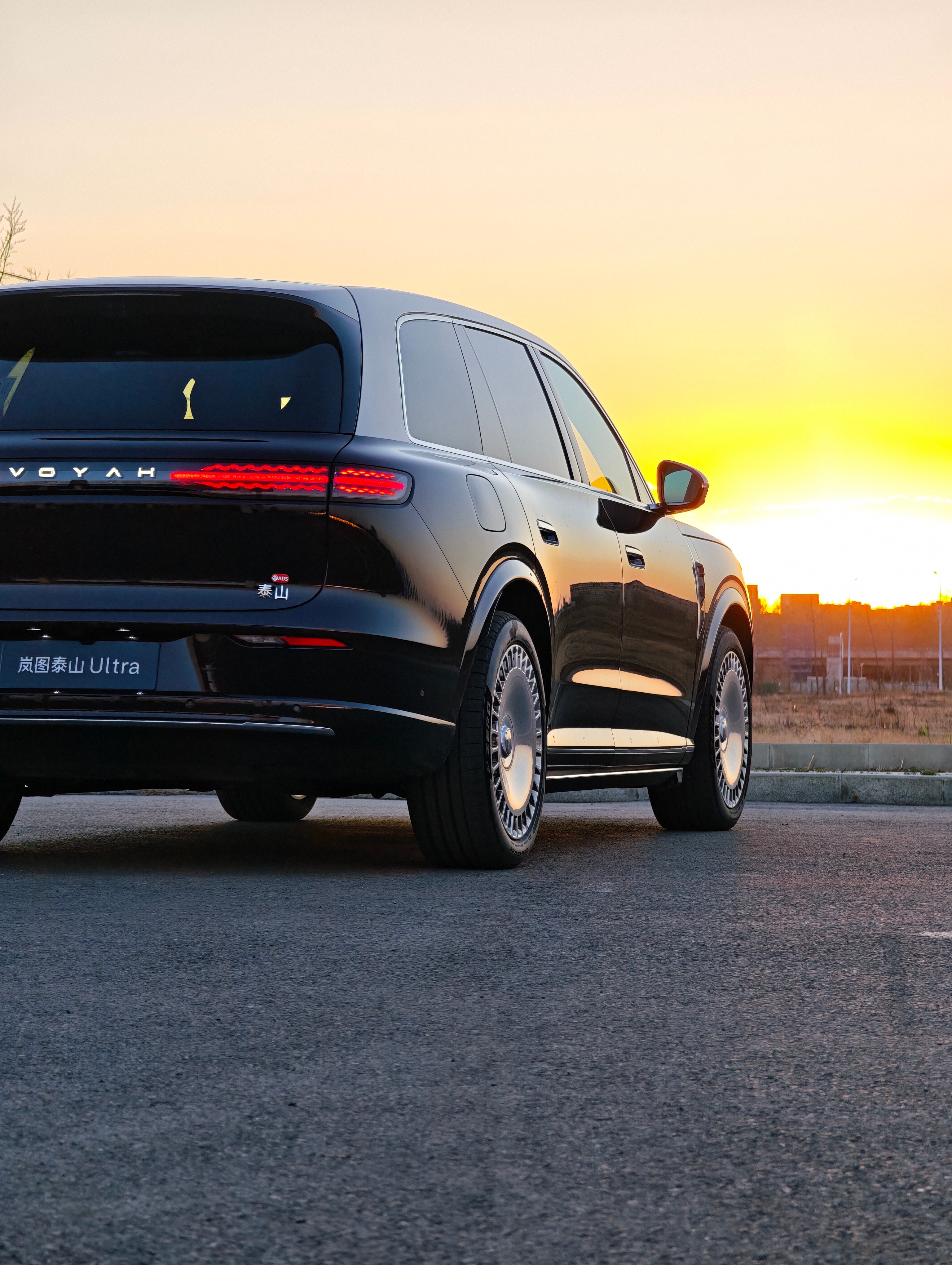 相比极氪9X直来直去的线条，岚图泰山明显圆润很多如果说9X是揽胜库里南那种风格，