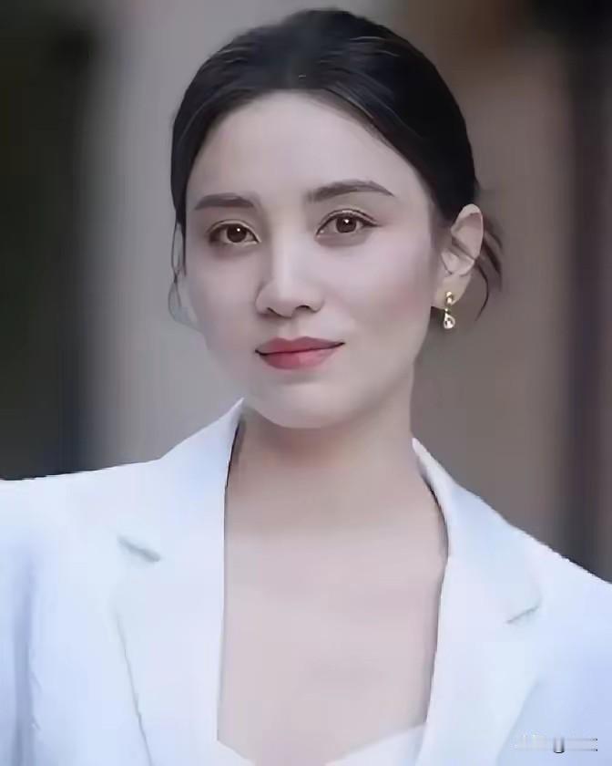 44岁宋佳的爱情：最好的婚姻，是彼此成全
 
酒局落幕的喧嚣散去，44岁的宋佳微