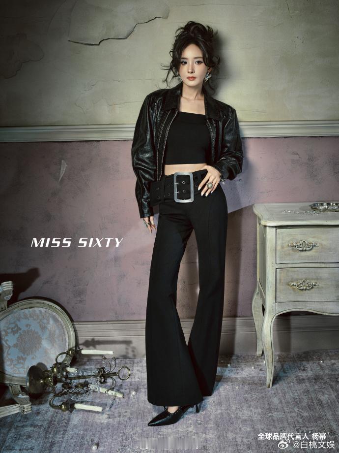 杨幂以蓝色眼影妆为核心打造复古辣妹造型，眼妆细节呼应服饰的宝蓝色调。举手投足间的