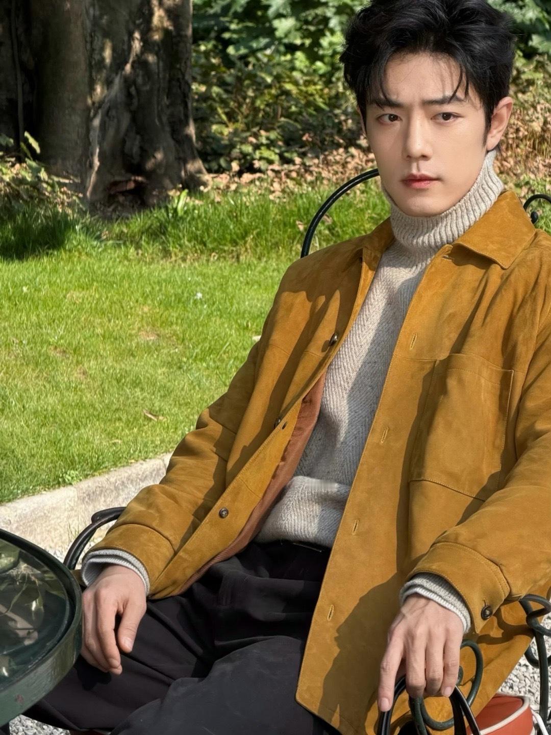 肖战米兰看秀造型肖战又双叒叕超季首穿，一抹明媚的黄色，太帅了 