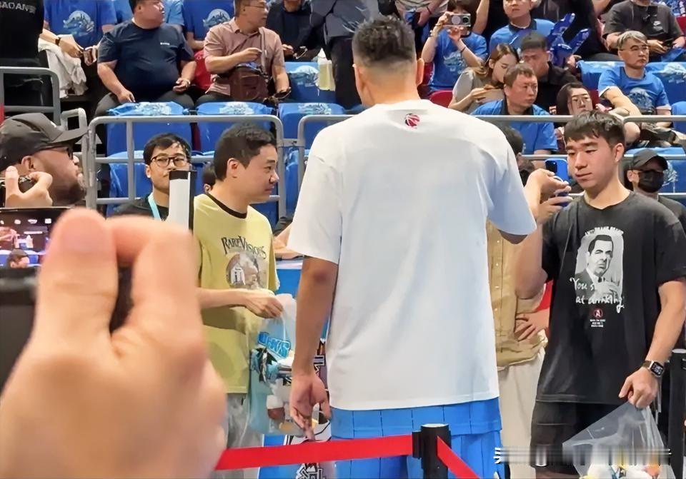 丁俊晖现身CBA京沪大战现场观赛，赛事落幕，北京北汽66-81惜败上海久事。两队