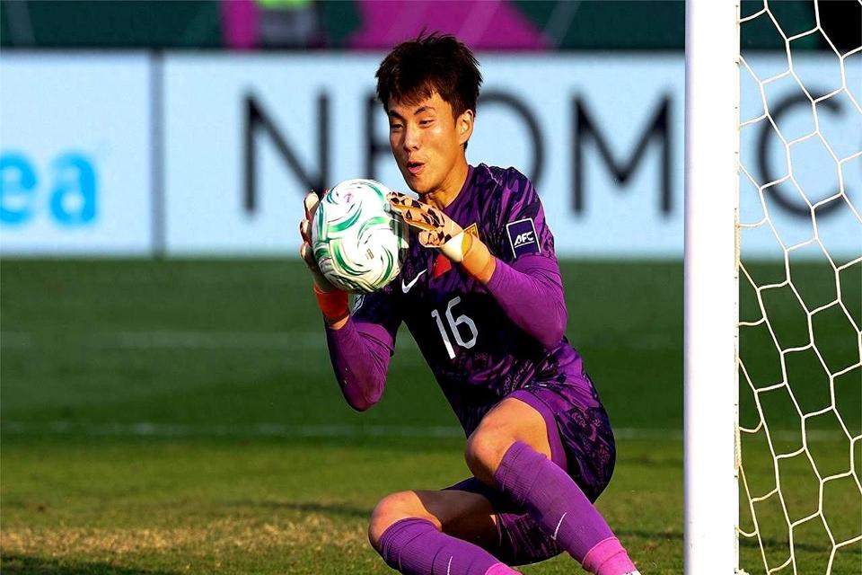 8次飞扑，他替国足续命
 
第78分钟，乌兹别克斯坦一脚爆射直奔死角，李昊横身单