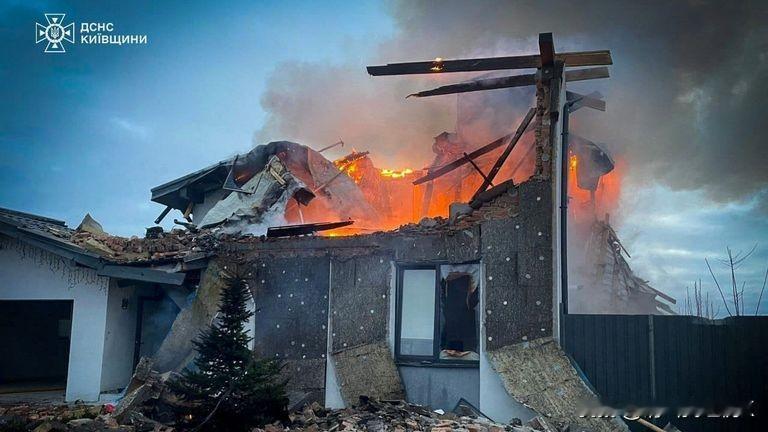 俄罗斯对乌克兰发动了大规模致命导弹和无人机攻击
在俄罗斯空袭乌克兰与波兰西部边境