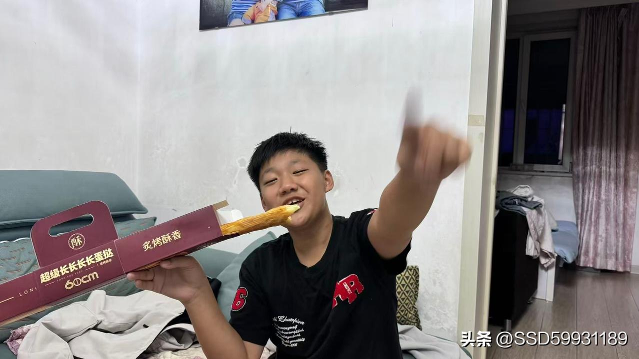 新出的加长蛋挞，坐车从铁岭吃到开原也没吃完，喜欢的可以买一个吃吃看！