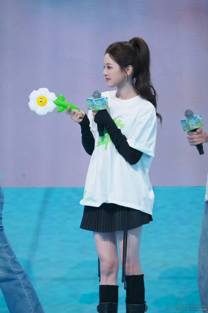 杨超越生图太绝了内娱高颜值范本，素颜生图依旧抗打，灵动少女感拉满，气质干净温柔，