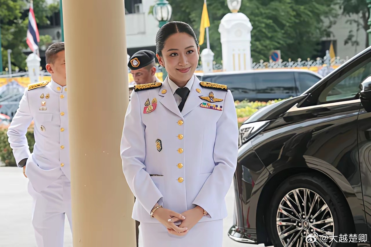 佩通坦履新文化部长，首项命令就是暂停向柬埔寨归还20件文物，理由是预算不足。[允