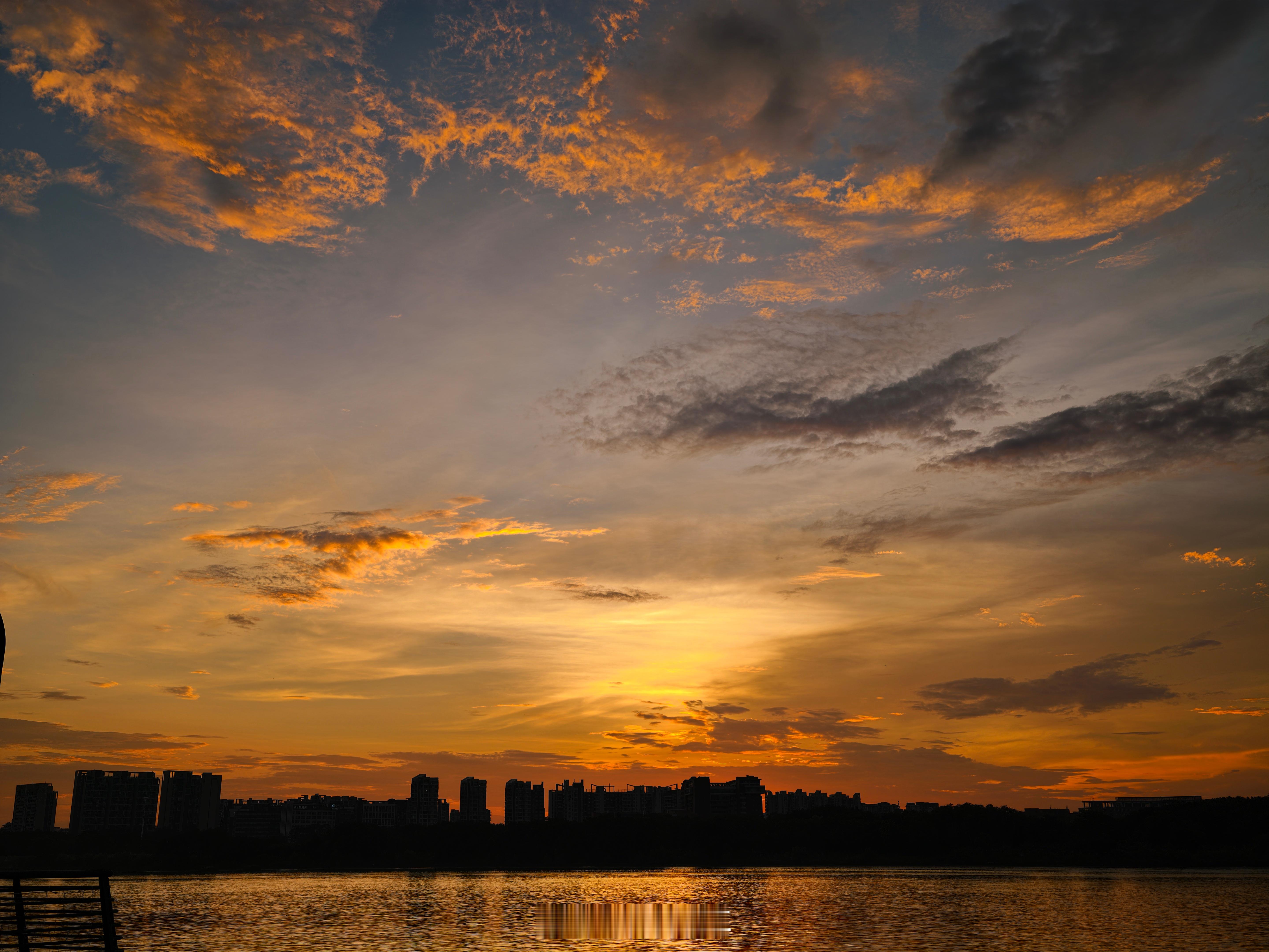🌇  每天都可以在公司看到不一样的夕阳[送花花]  ​​​