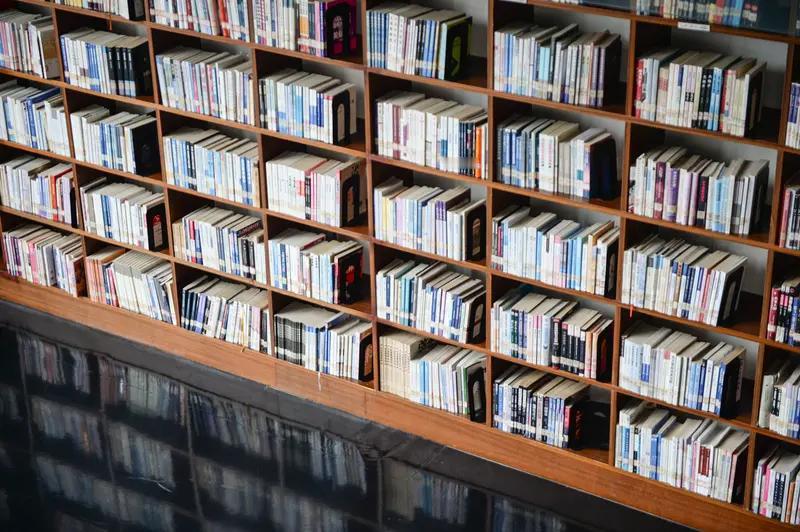 甘肃兰州一图书馆保洁员用拖把拖地，一会又拖桌子凳子，一会又拖垃圾桶，图书馆：保洁