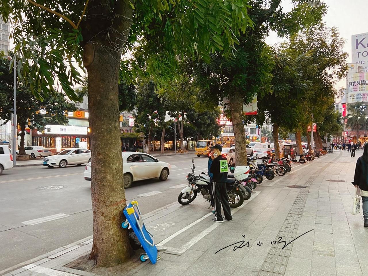 广州市白云区的远景路是藏于广州市区的一条“韩国街”，虽非核心地段且距地铁站有一段