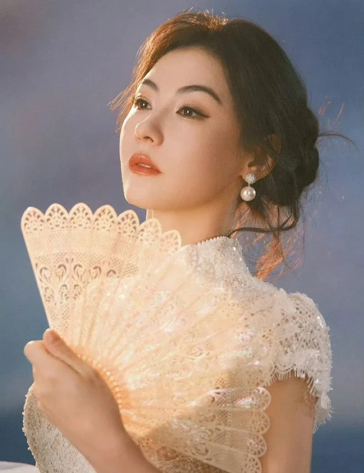 张柏芝蕾丝旗袍出镜，净显端庄优雅，人怎么可以美成这样啊！ ​​​