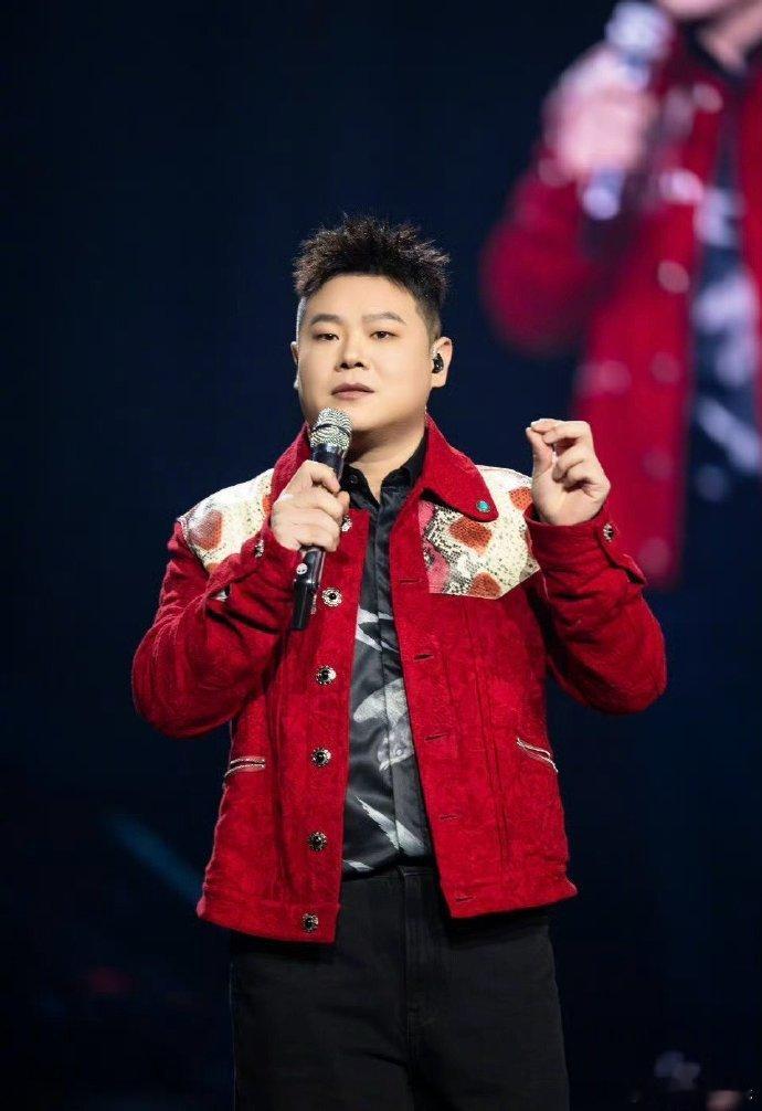 岳云鹏用张信哲内涵柳岩 岳云鹏唱《过火》也太会玩了，直接把流言换成柳岩的名字，还