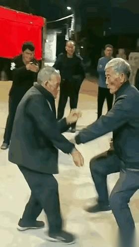 哎哟我去！周末公园里，俩老大爷，这哪是遛弯啊，这分明是高手过招！我当时就看傻眼了