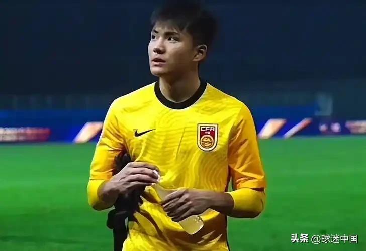 绝对功臣！青岛西海岸1:1蓉城，门将李昊极致封神，零责任丢球
 
一场精彩的雨中