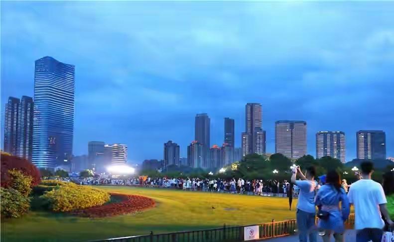 昨天晚上女儿和女婿为了五一假期去哪玩，俩人又吵架了。女婿要去西安玩，女儿要去郑州