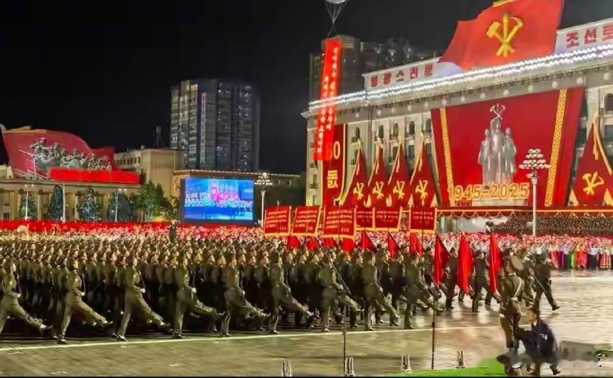 1. 朝鲜劳动党80周年阅兵展示现代化武器：朝鲜劳动党成立80周年之际，10日深