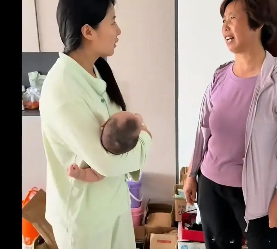 聪聪跑去北京修车，一个月是能多挣几个辛苦钱，可县城里的小家却成了空壳。媳妇一个人