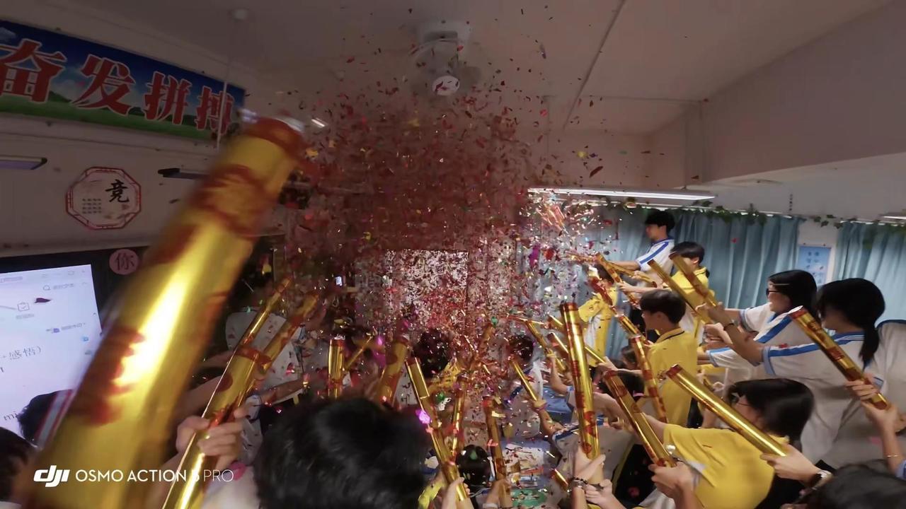 “时间不会停留在过去  走过的每一步都是和过去道别”毕业礼炮 班级毕业结算画面 