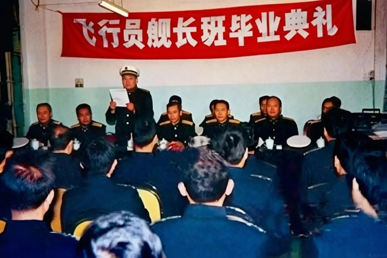外网老照片:当年为航母梦预先储备的干部（9人)。那时候条件也确实很具体。 ​​​