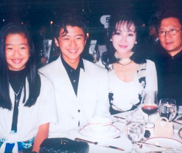 那年谢霆锋笑嘻嘻，少年的他是王菲的粉丝，后来他们成了男女朋友，如今他们依旧携手甜