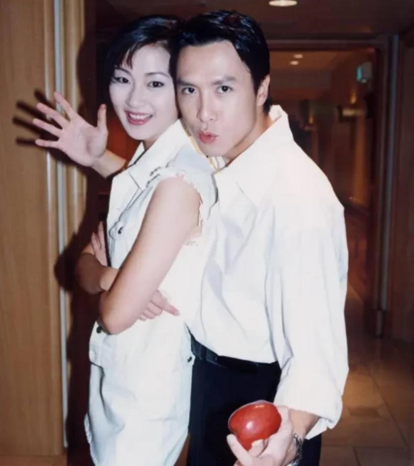 2023年，一张略显拘谨的父子合影出现在甄子丹的社交媒体上。但在10多年前，梁静