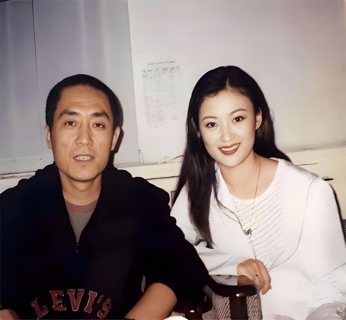 九十年代的复古老照片里，左边是声名远扬的张艺谋，旁边这位气质清新秀丽的女演员，你