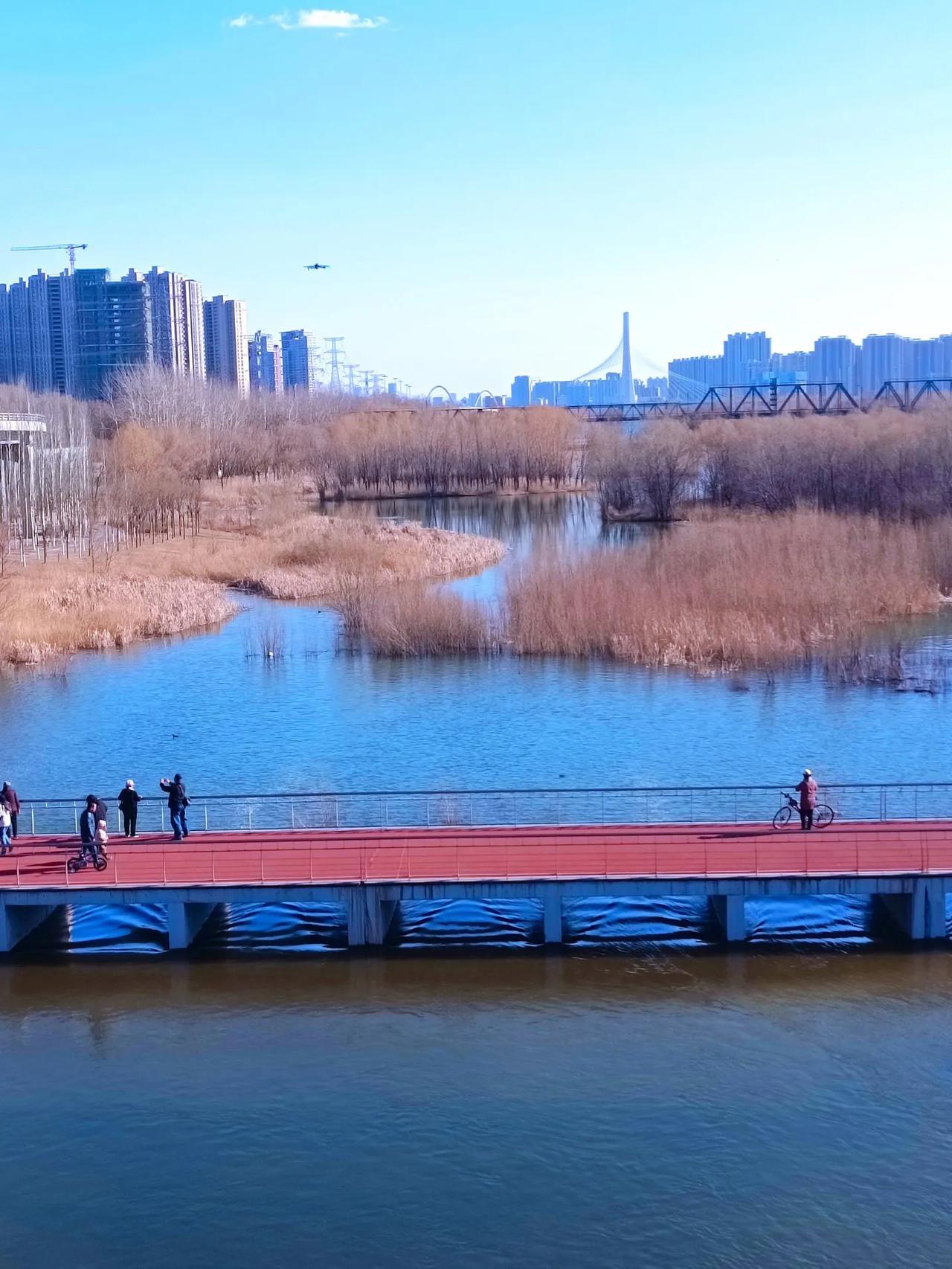 汾河柴村桥“鱼鳞叠瀑”是春天里一道激情的风景线，还曾经上过央视播放。近观其水势汹