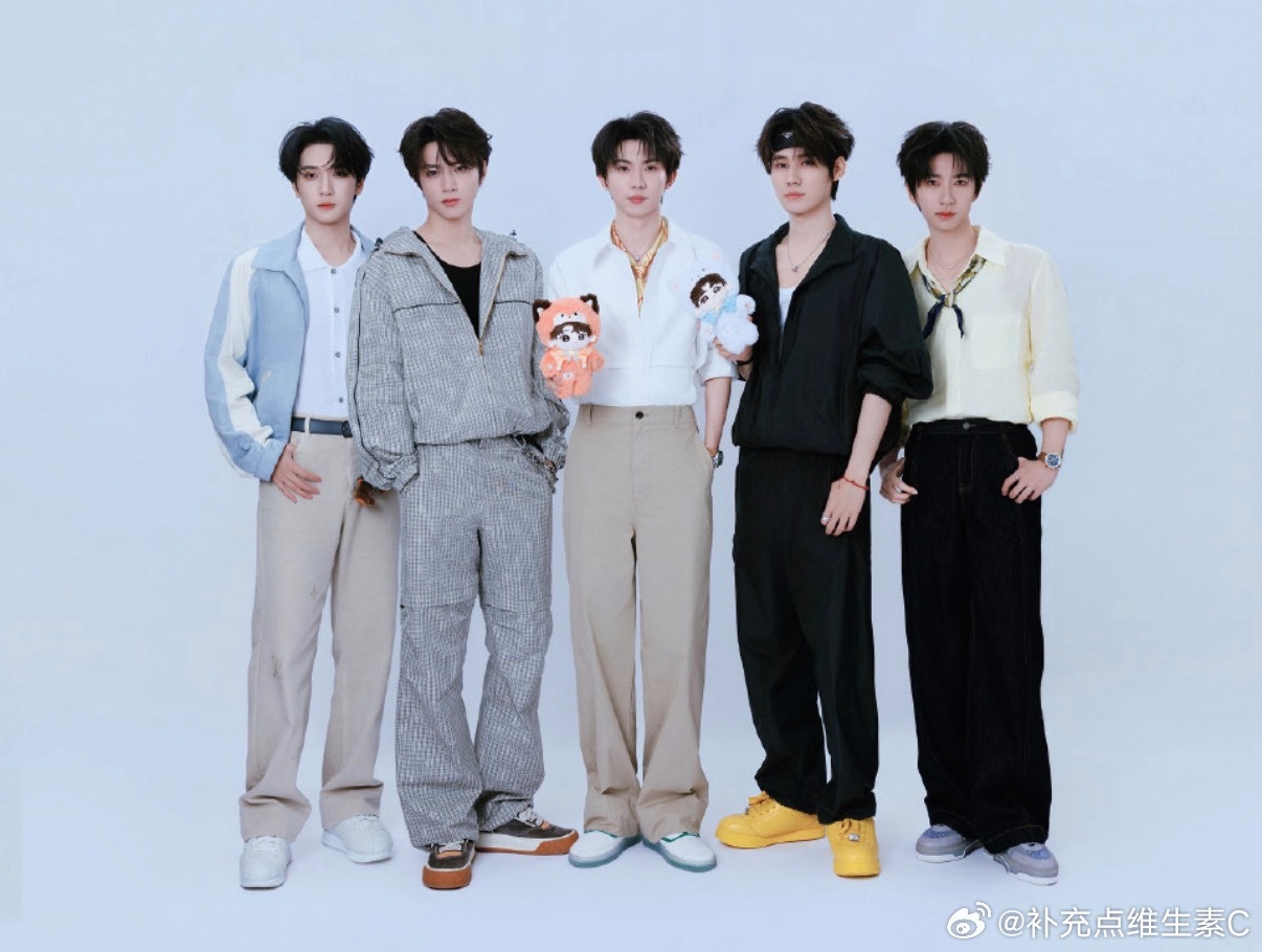 tg：我说时代峰峻对这不同部门艺人差别这么大呢？zyf 那边出图速度快，现场图也