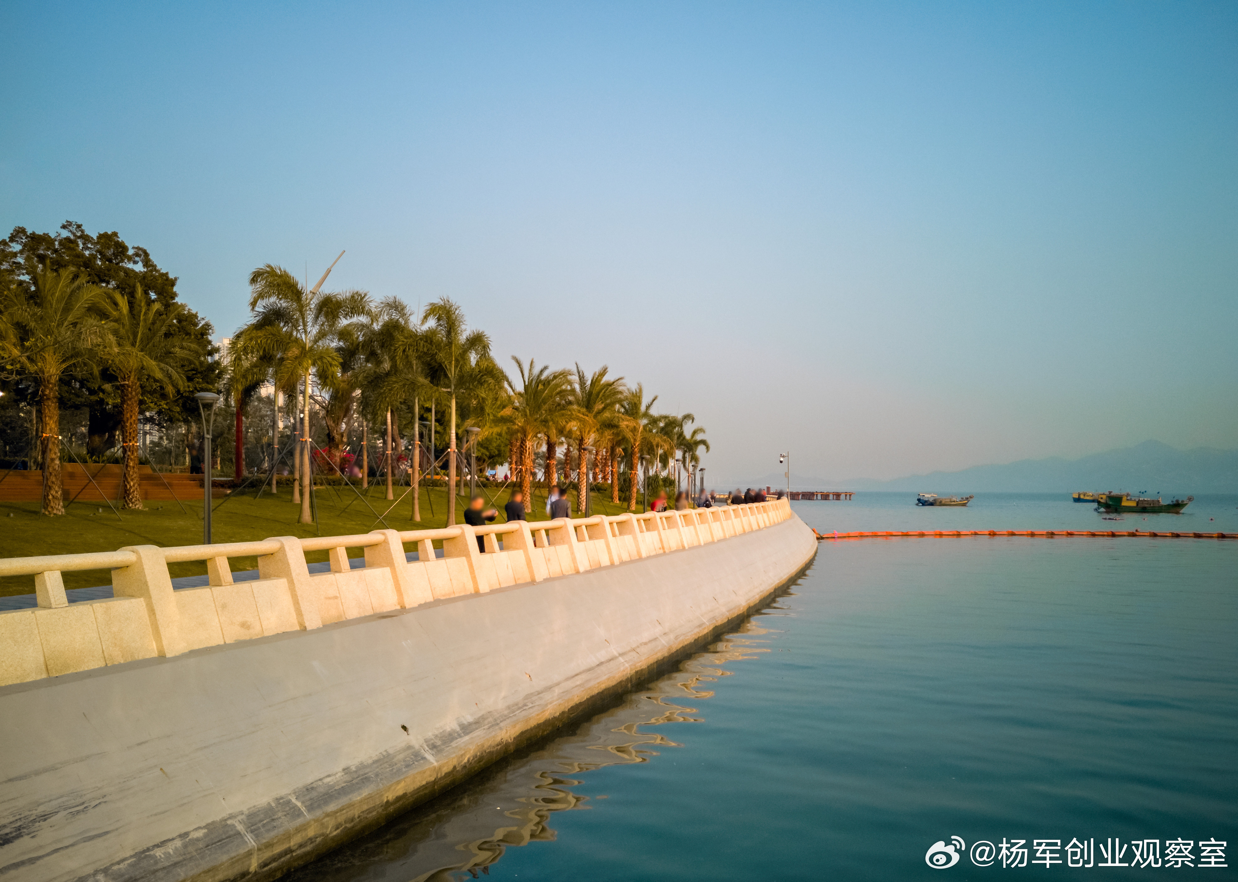 很多人误将其等同于“商业模式”或“战略规划”，实则不然。真正的顶层设计，是从四个