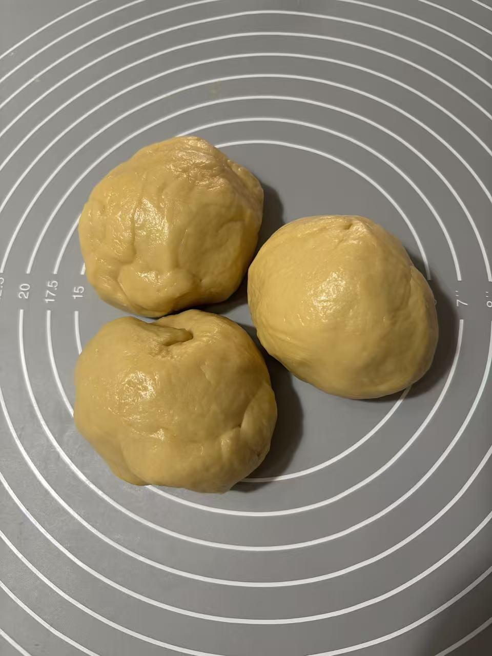 烘焙的尽头是馒头！

今天心血来潮想再做一回柔软拉丝的吐司，过程很理想，结果很丰