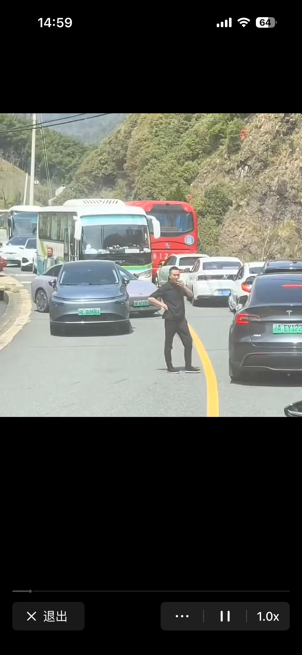 谁要是采取过激，辱骂，殴打这位车主，将会得到法律的严厉惩罚。现在我们这个社会已经