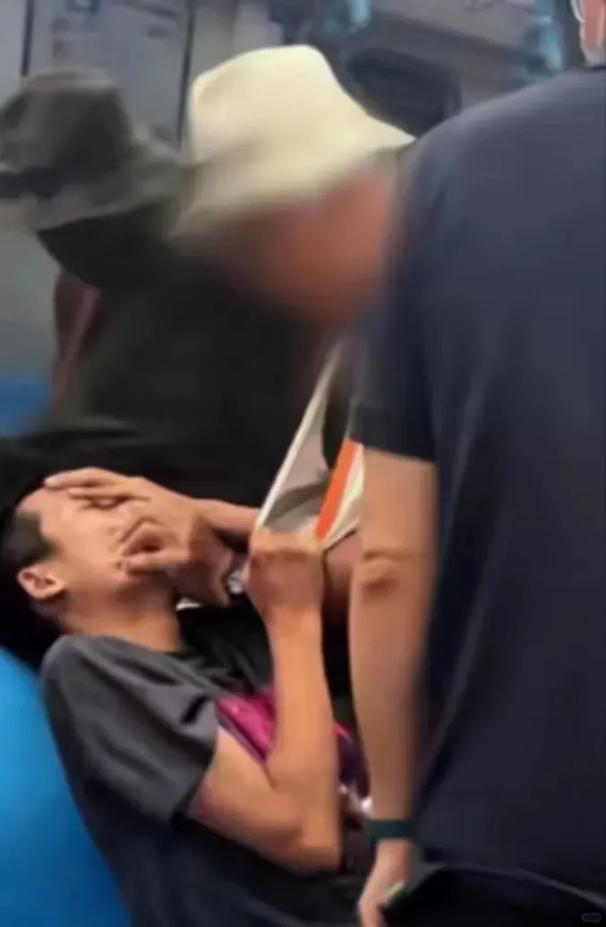 青岛地铁一小伙遭老人殴打