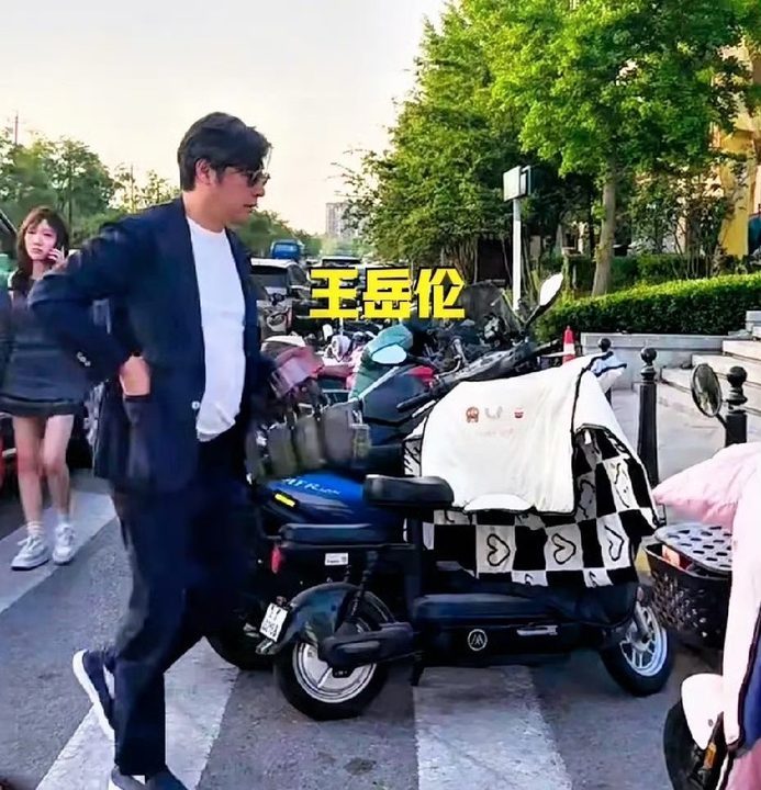 五一北京遍地都是明星五一北京偶遇明星概率你是说在北京五一出门偶遇明星概率如此之高