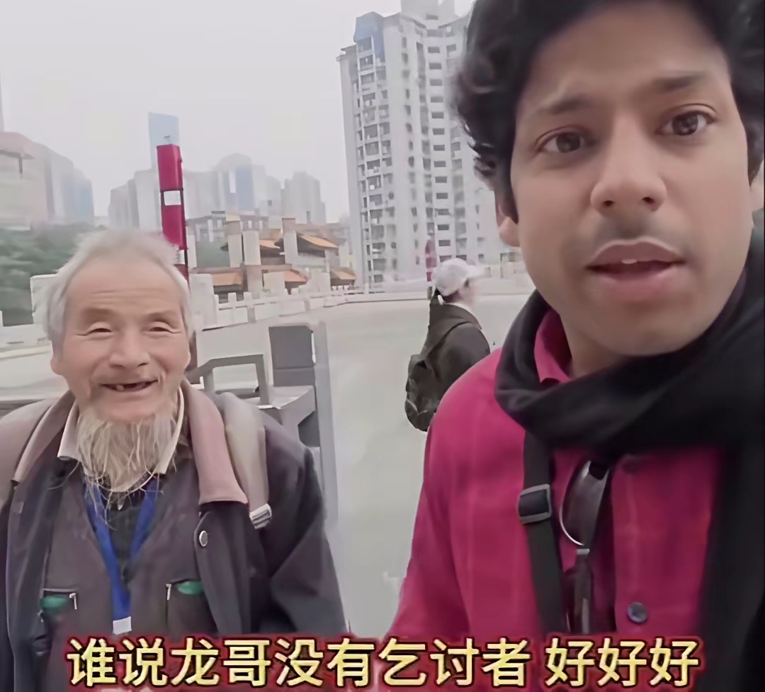 一个印度博主兴致勃勃的跑来重庆，他不拍解放碑、不拍洪崖洞，偏偏只盯着那些破屋和街