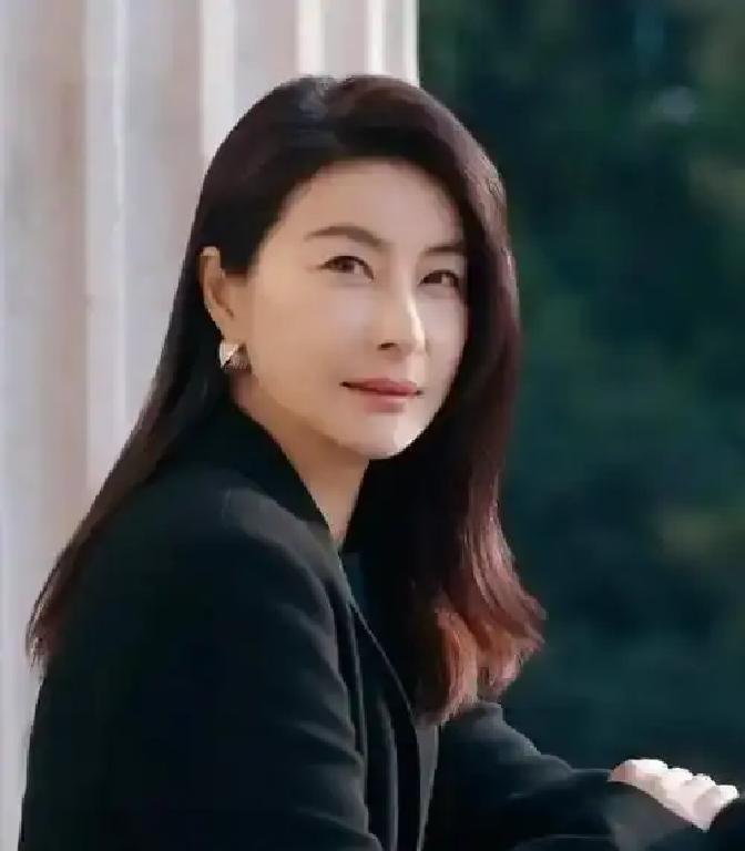 霍启刚工资卡在她手里
 
郭晶晶最近一次被拍，是在菜市场挑西红柿。奥运冠军、豪门