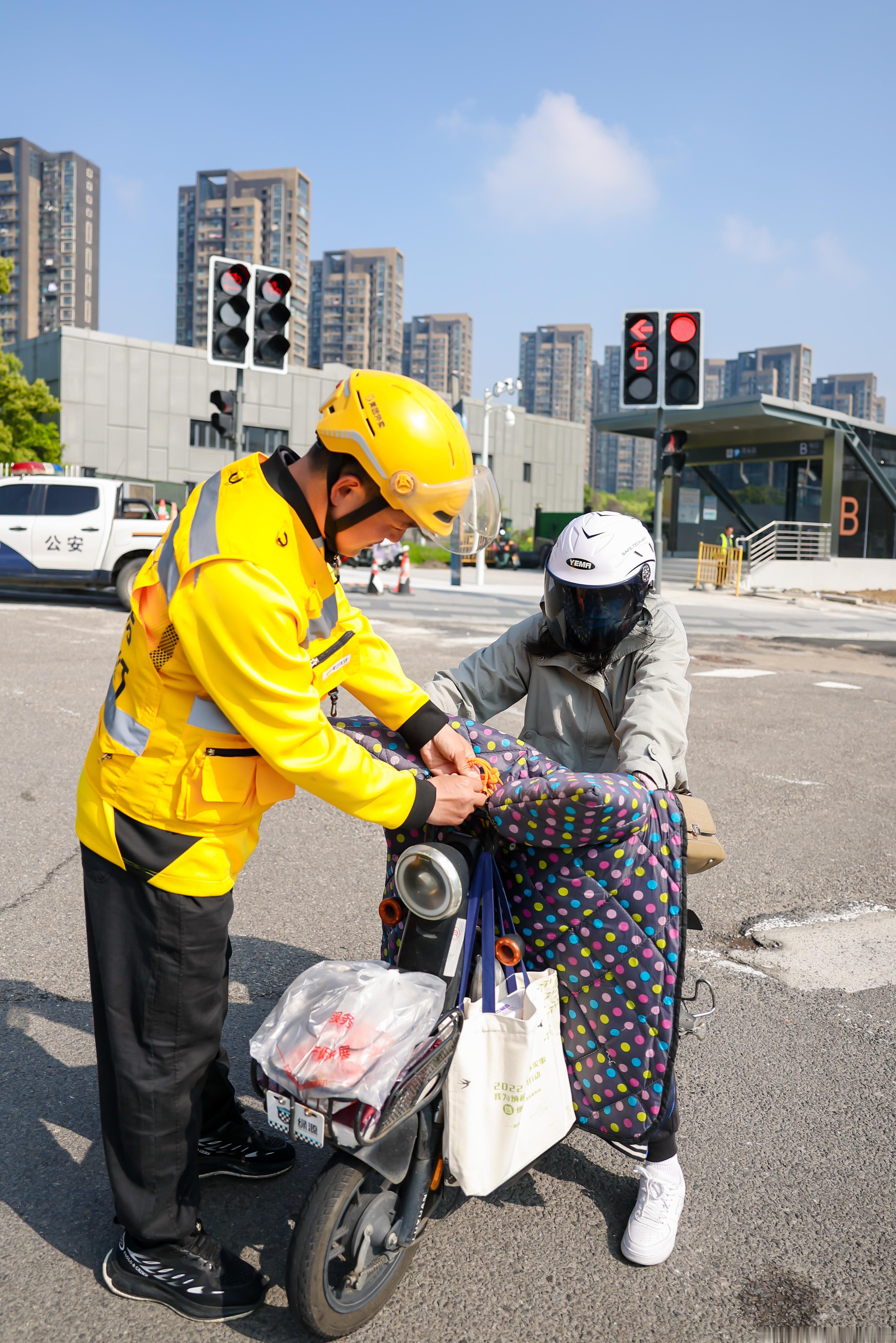 宁波街头骑手不送外卖送福袋 宁波的路口，美团骑手成了“平安使者”。暂放订单的手，