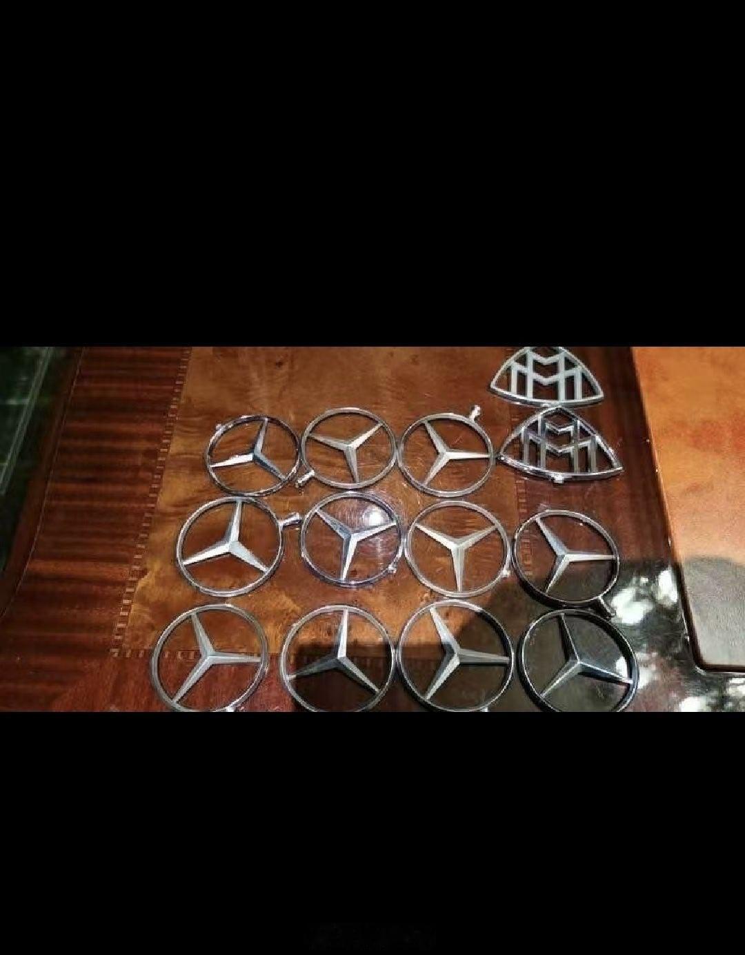 熊孩子车标 网传某小区业主多台奔驰汽车车标被两个熊孩子掰掉，其中迈巴赫62S的立
