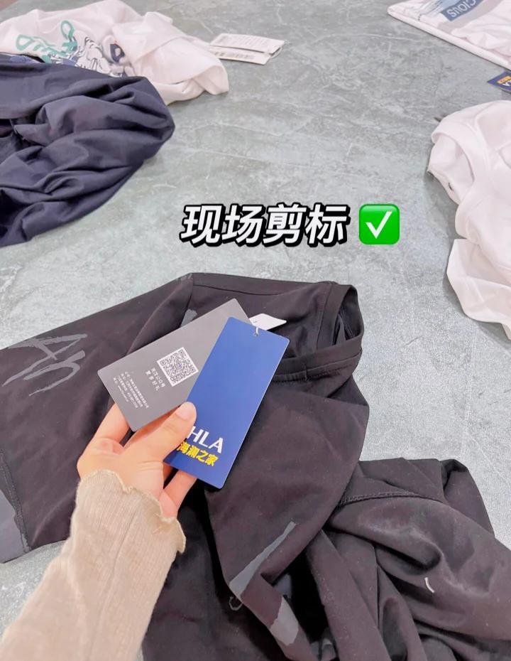 最近怎么发现这样的直播间好多？

 直播间里一位美女在卖服装，身后站着一个外国的