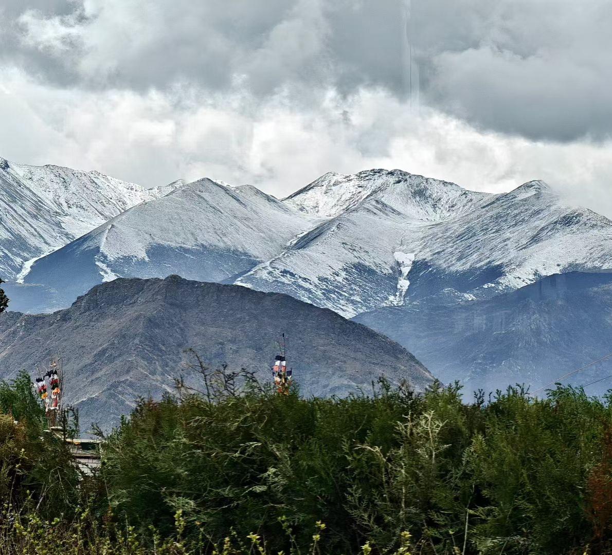 真心话茶局风翻经幡，云漫雪山。藏地的风，把信仰吹向山巅，也把俗世的喧嚣留在了山外