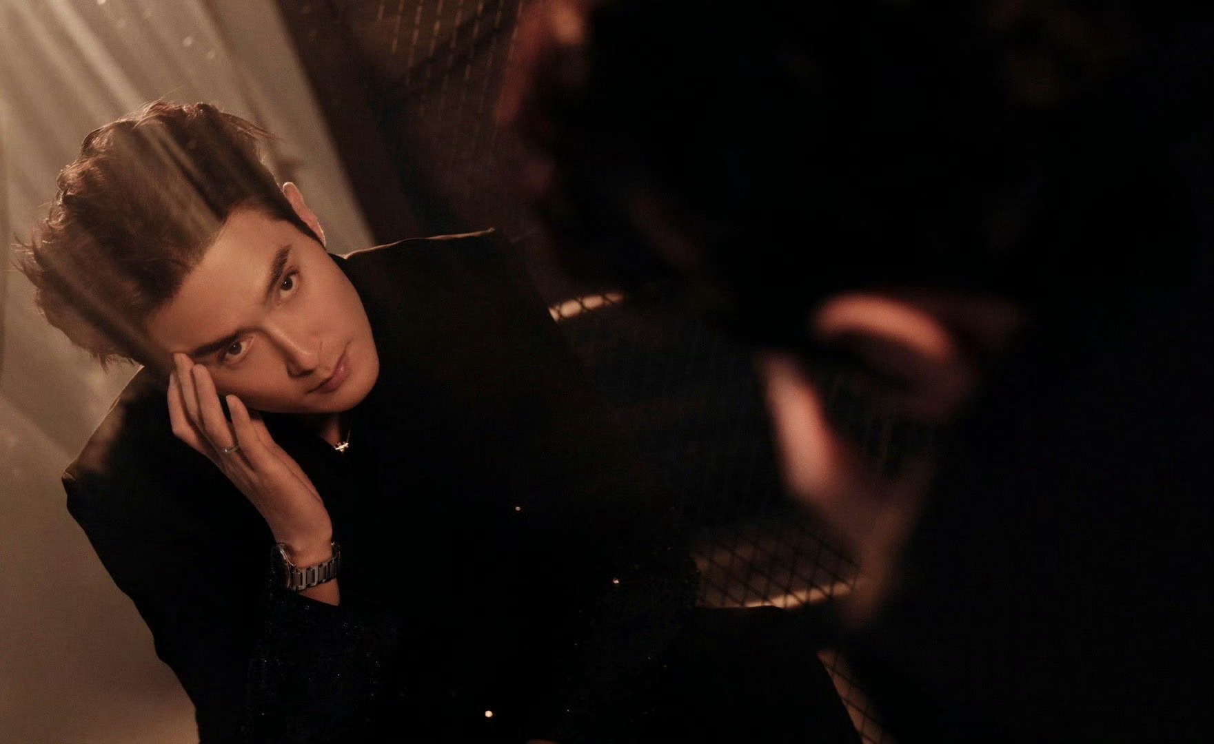 高伟光像是来谈收购的高伟光这套黑西装杀疯了！亮片设计暗藏贵气，坐姿慵懒却气场全开