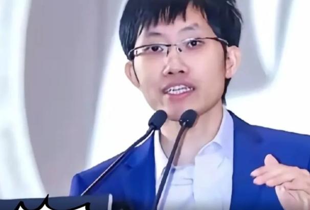 一夜之间，梁文锋的真实底色，被彻底扒在了阳光之下。
这哪是什么国产AI的科技之光