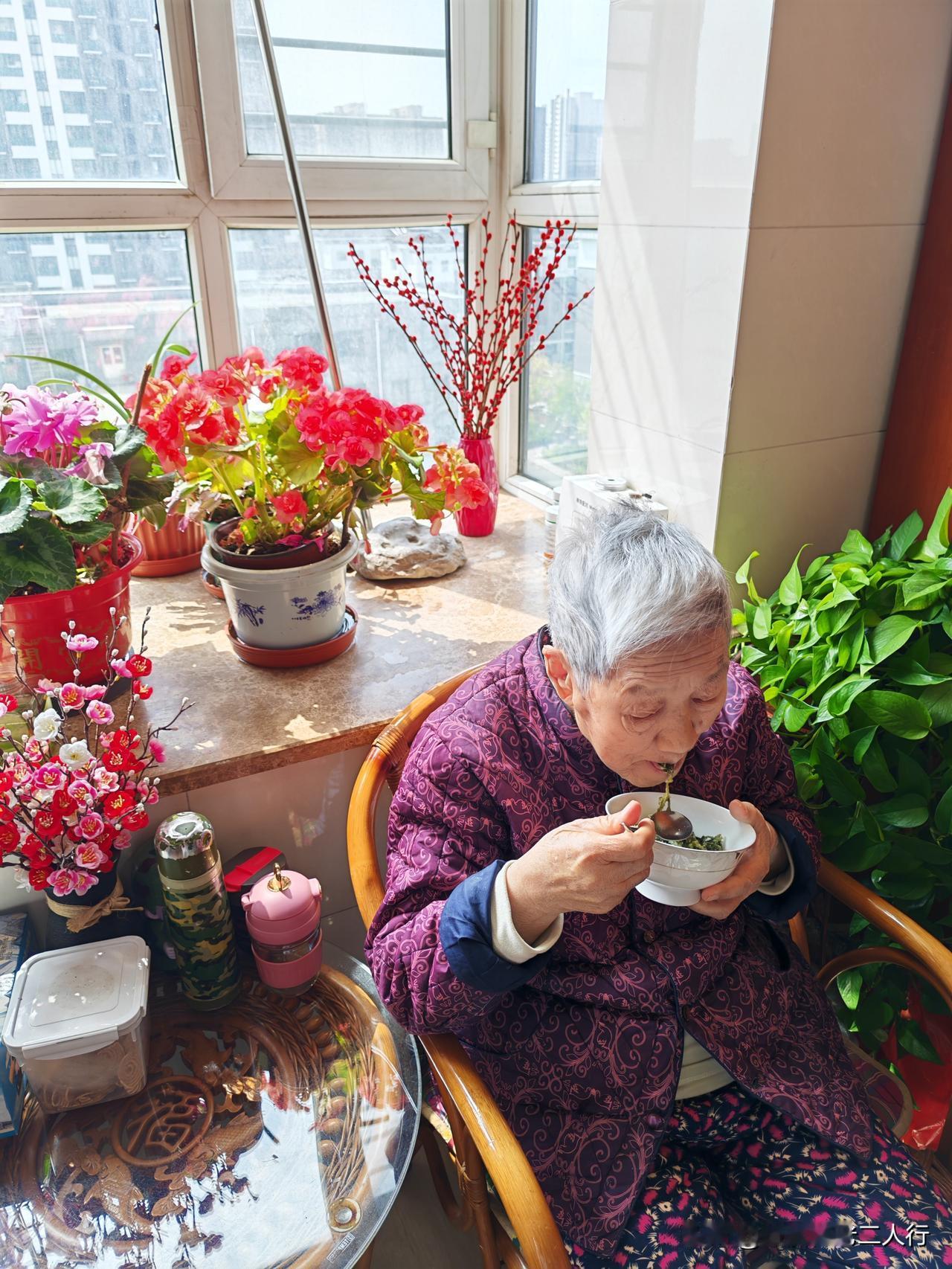 住养老院里就像又回到小时候住大院、平房的时候。

邻居们有什么新鲜食物会互相分享