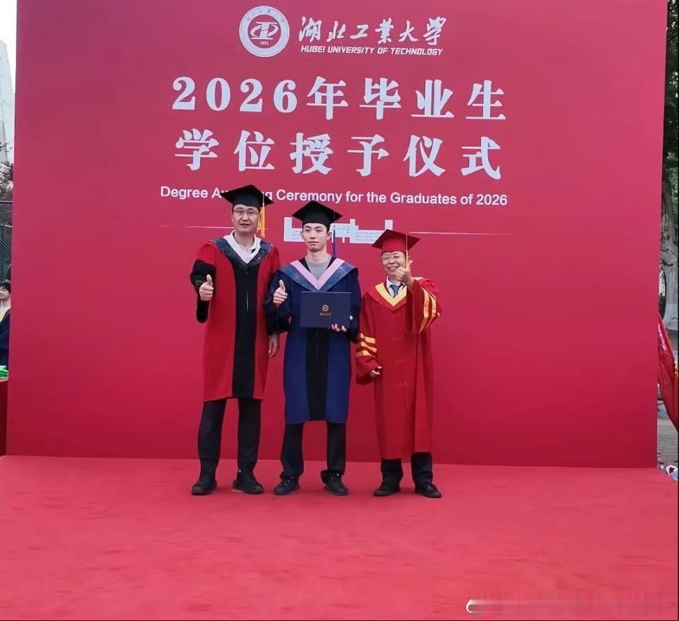 6月17日恭喜周恺毕业了，三载研途，拨穗礼成，毕业快乐！周凯这是研究生吧！毕业自