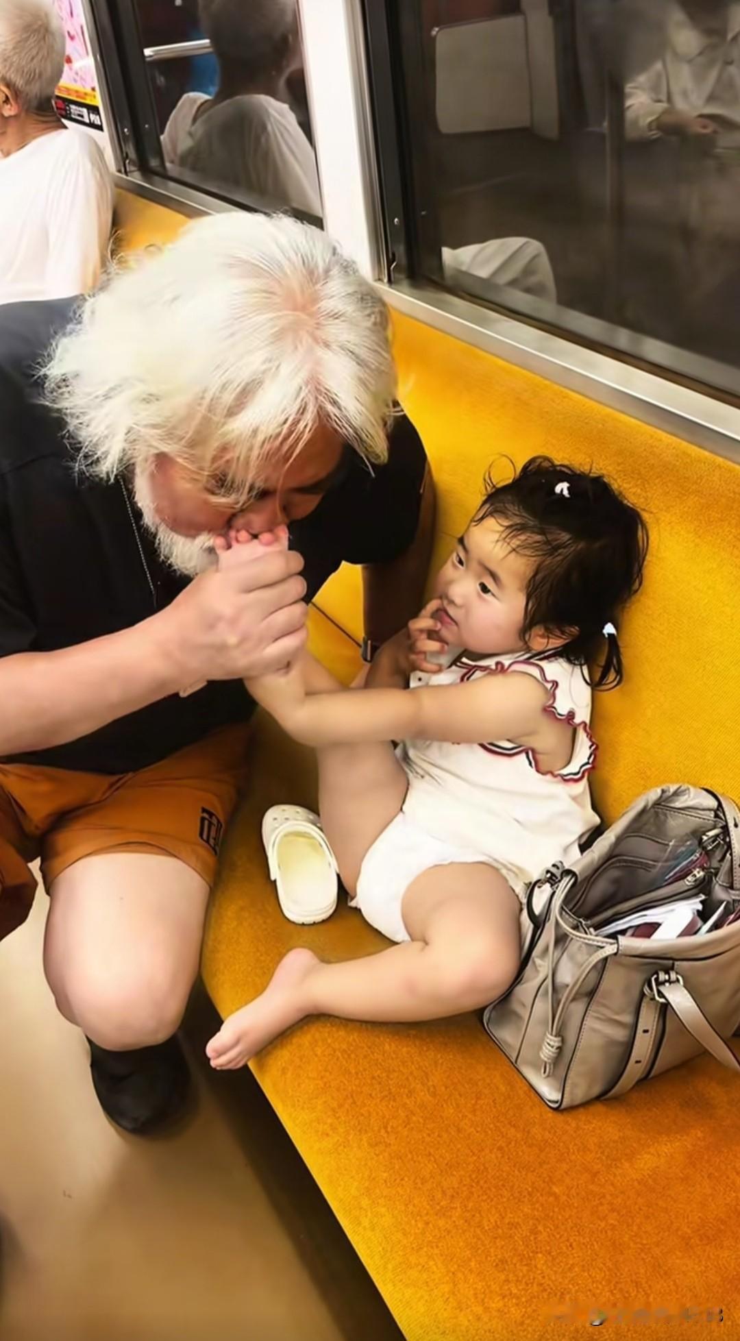 张纪中导演家的小龙珠旅行中，小美女在车座上抱着自己的小脚丫，美美的闻着，花花姐在