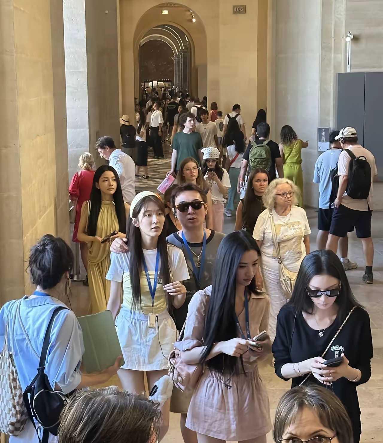 偶遇他带女生逛卢浮宫！