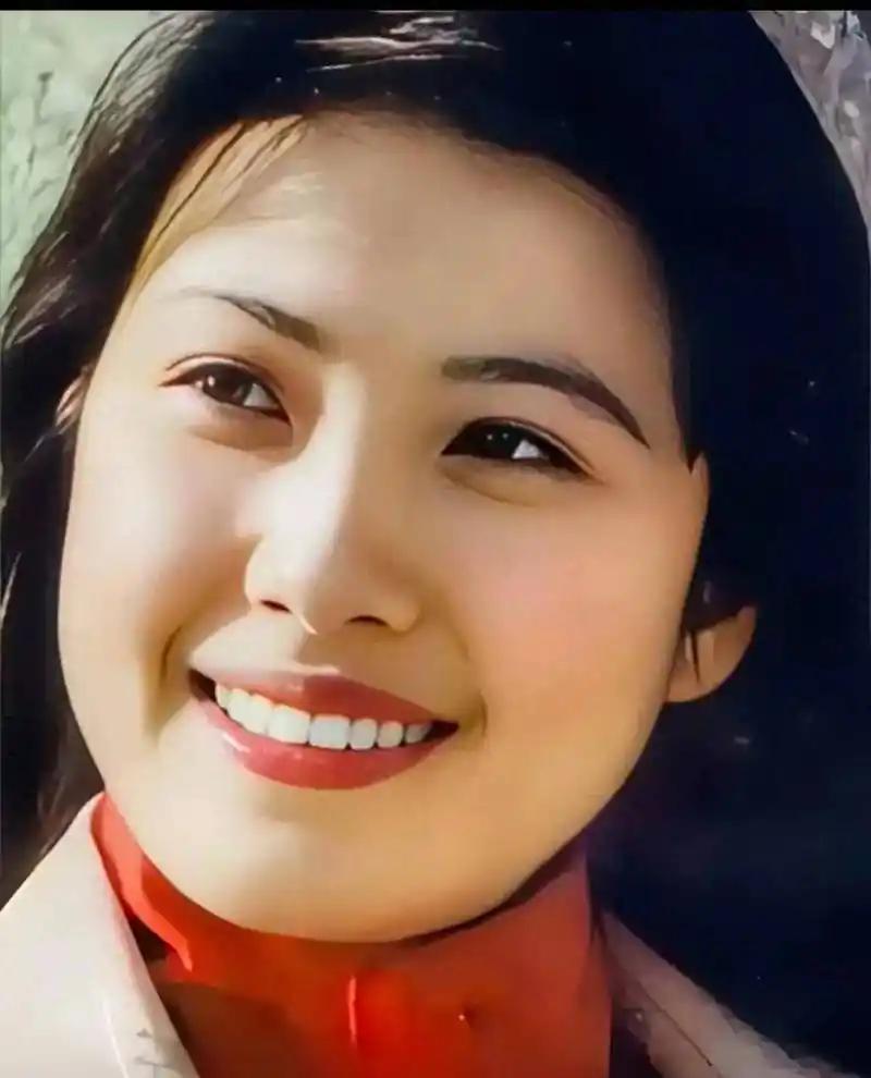 她 51 岁生下一对龙凤胎。医生说她身体允许。当年她嫁导演汪俊，汪俊说不要孩子。