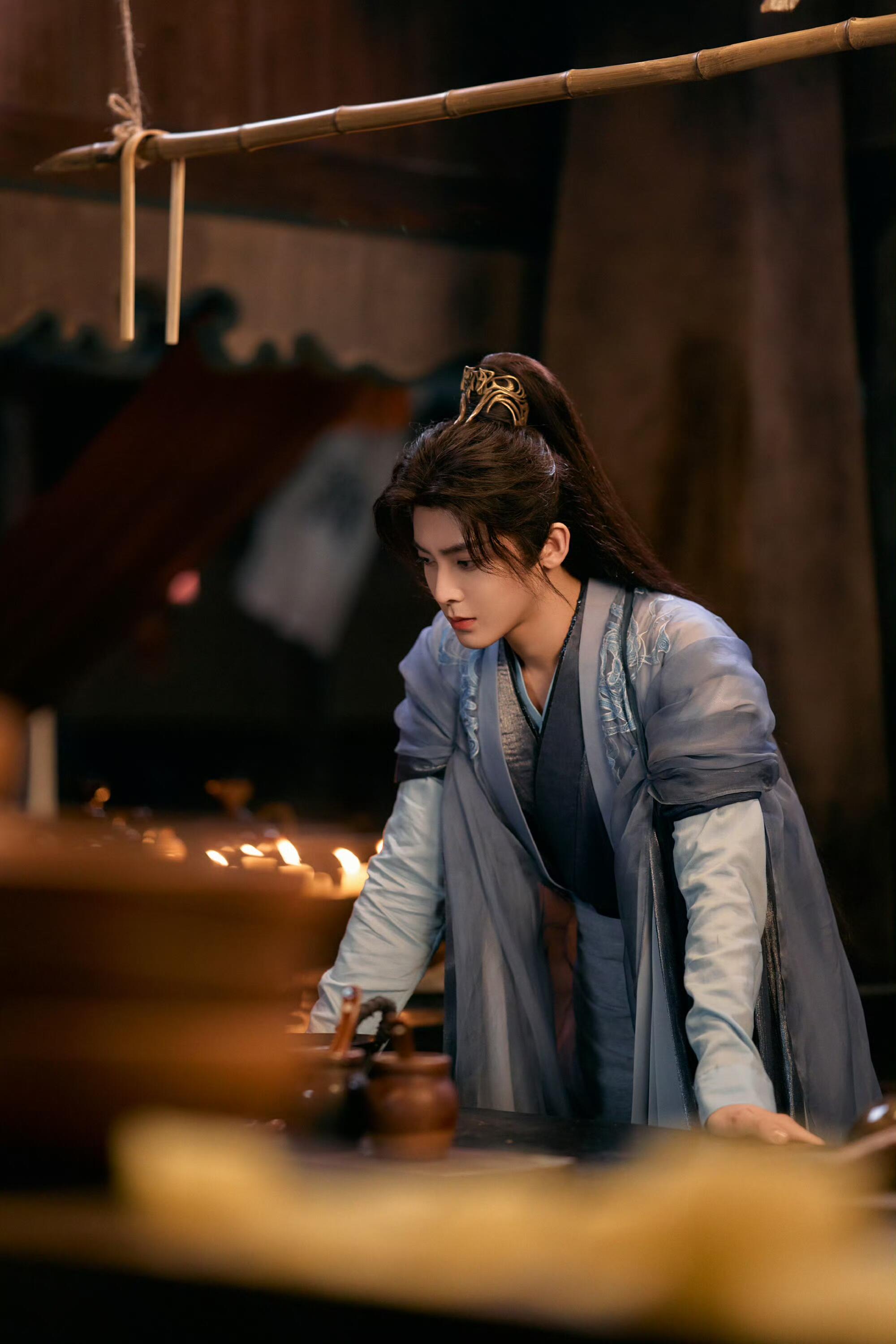 红烨不理解但照做红烨真是反差萌天花板！让哭却辣出美食表情，剥洋葱反把女主熏哭，配