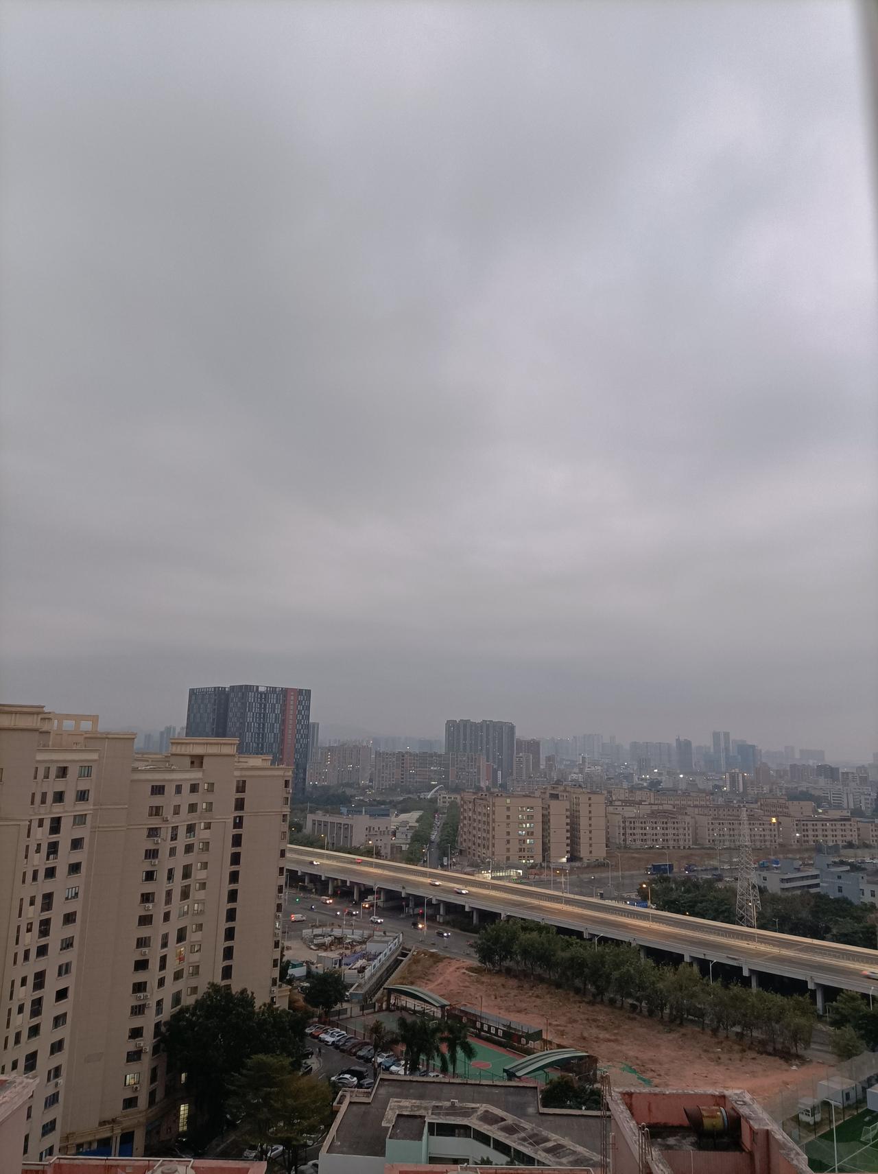 分享一下你随手拍下的清晨的天空刚刚拍到的清晨的天空，今天深圳有雾！天空也是灰蒙蒙