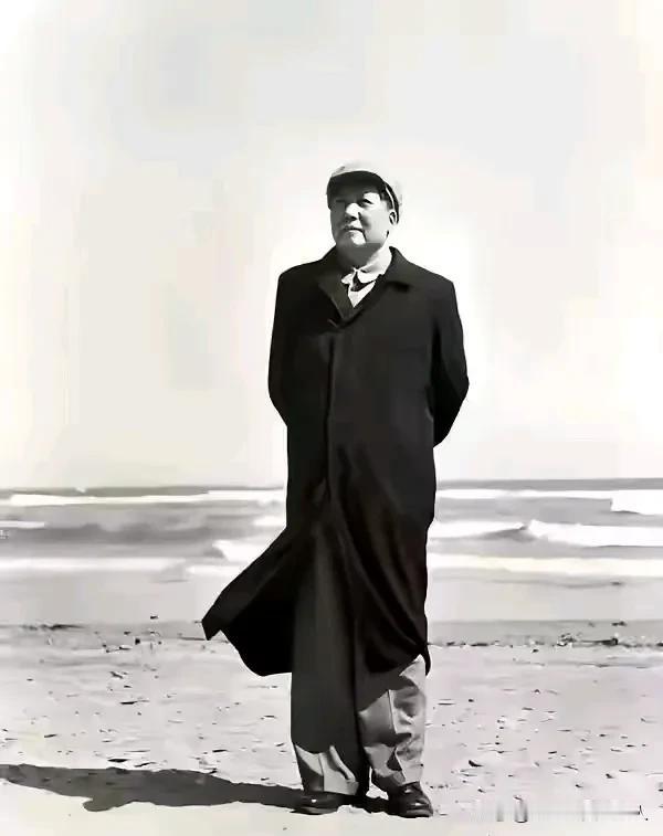 
《红太阳》
黑云翻滚云作浪，
苍茫大地见曙光。
一轮红日出东方，
驱鬼斩魔光万