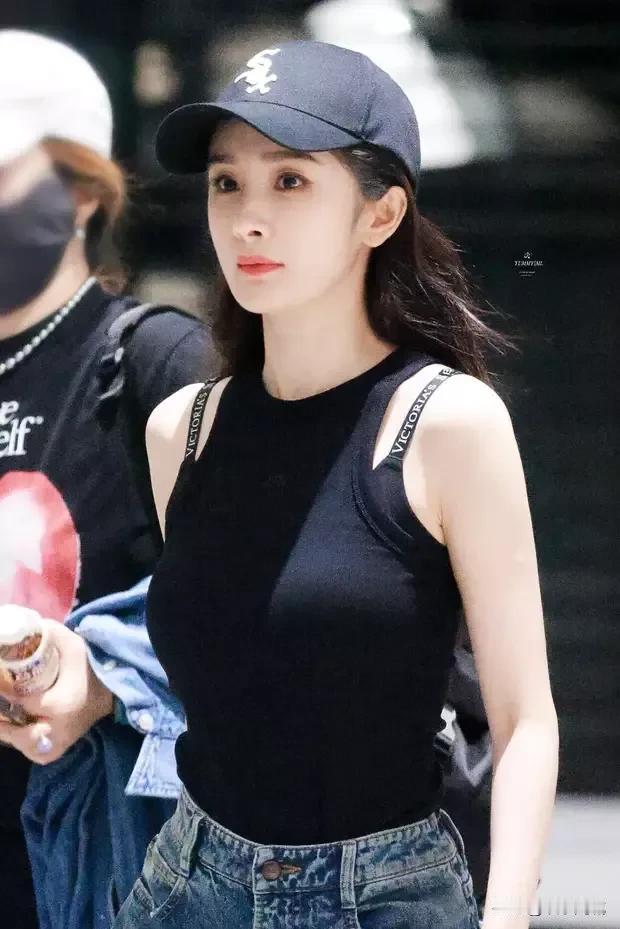 杨幂直播下班后，状态绝佳引热议：她为何总能保持如此魅力？

近日，一组关于杨幂参