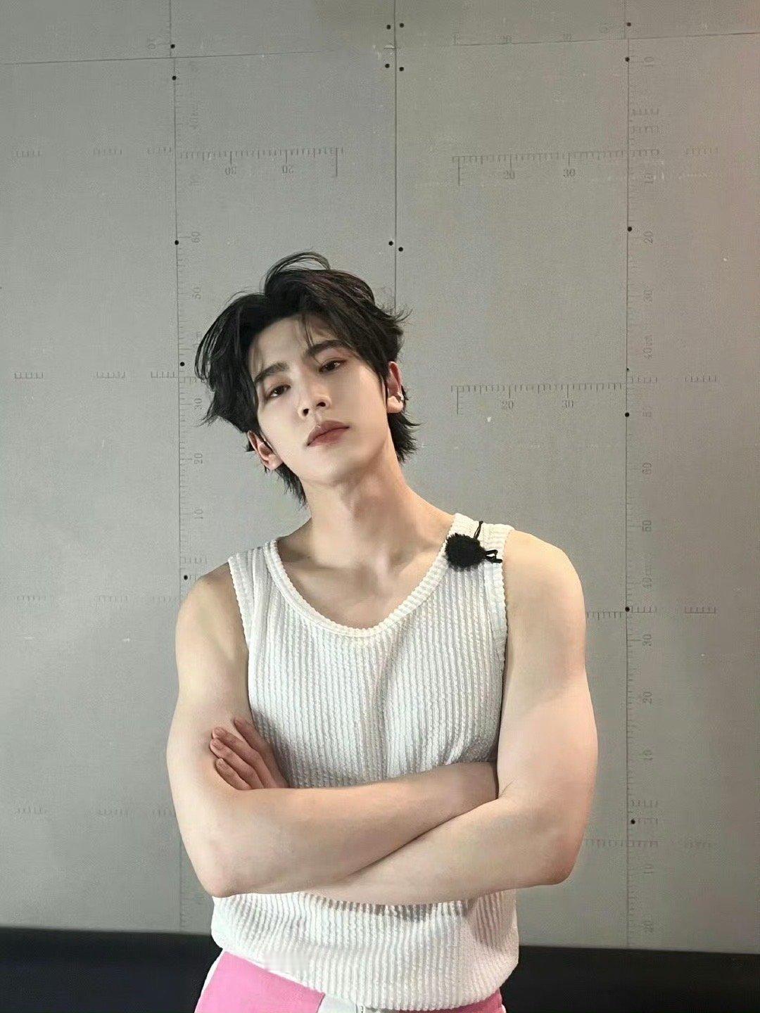张凌赫手臂肌肉 张凌赫 💪 ​​​